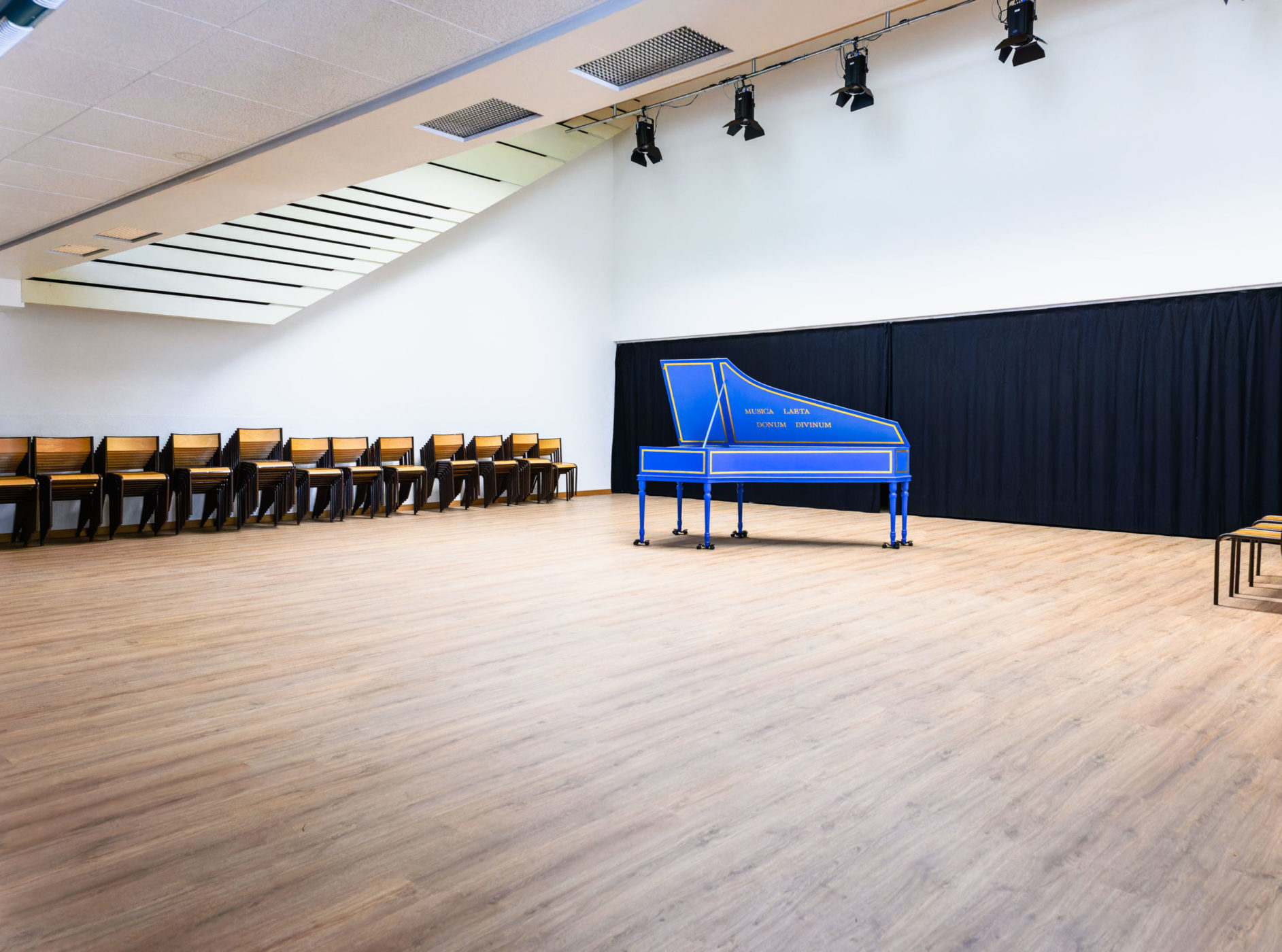 piano à queue bleu illustrant le cursus préprofessionnel de musique classique du conservatoire populaire