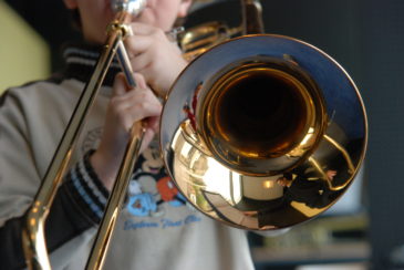 un élève joue du trombone en cours