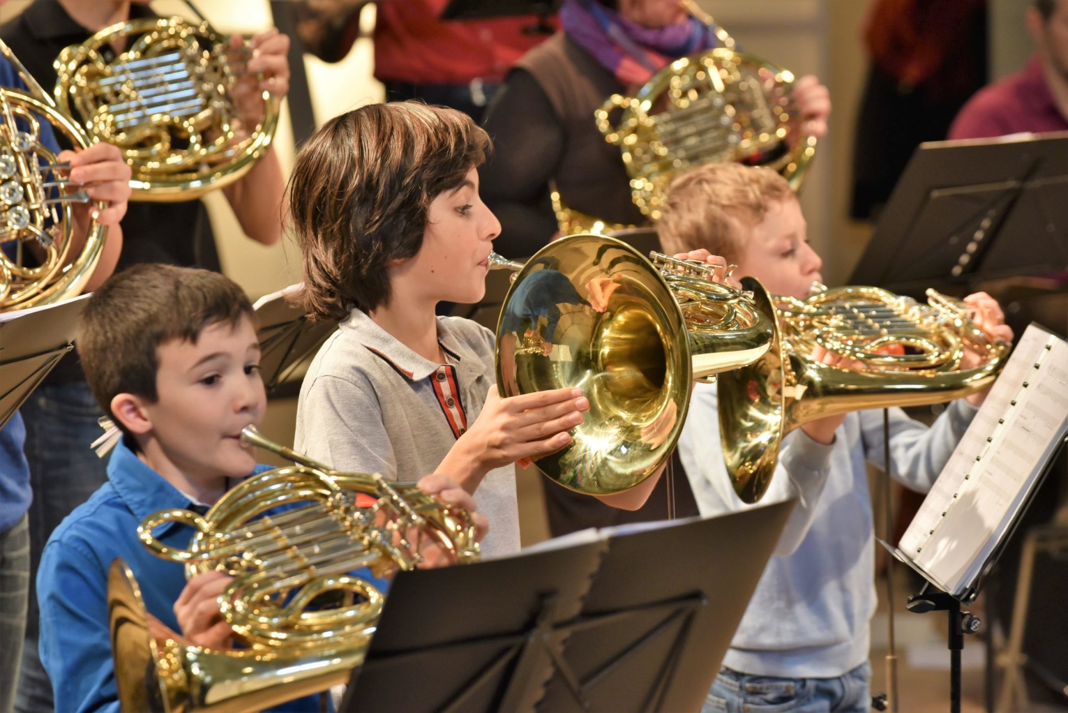 des élèves jouent du cor dans leur cours à Genève