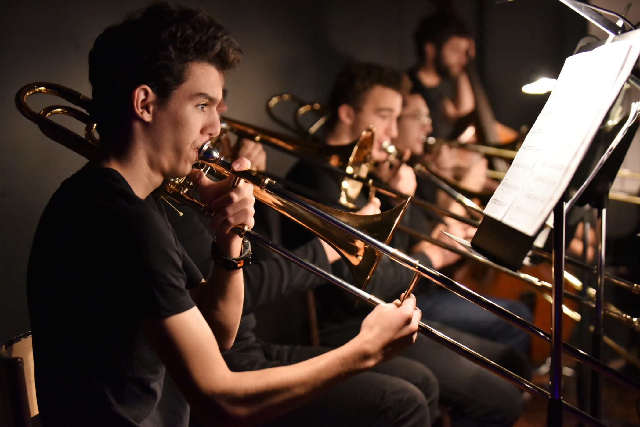 élèves du conservatoire populaire de genève jouent de la musique en auditions