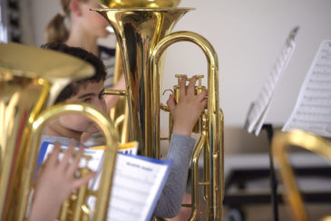 enfant qui joue de la musique et qui pourrait bénéficier d'une bourse ou d'allocations