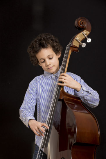 un élève joue de la contrebasse dans son cours