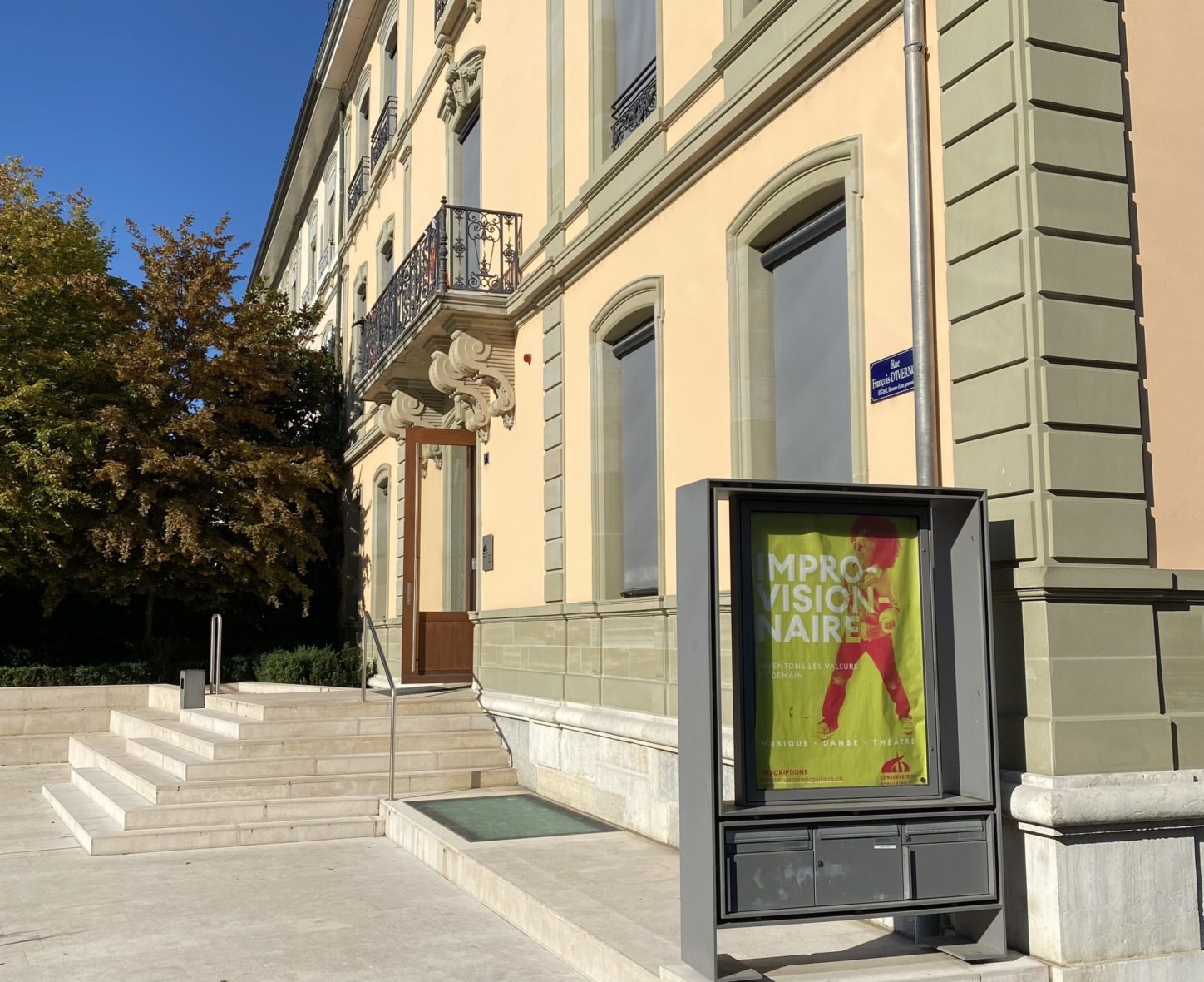 devant le bâtiment principal du conservatoire populaire de genève durant un congé ou les vacances