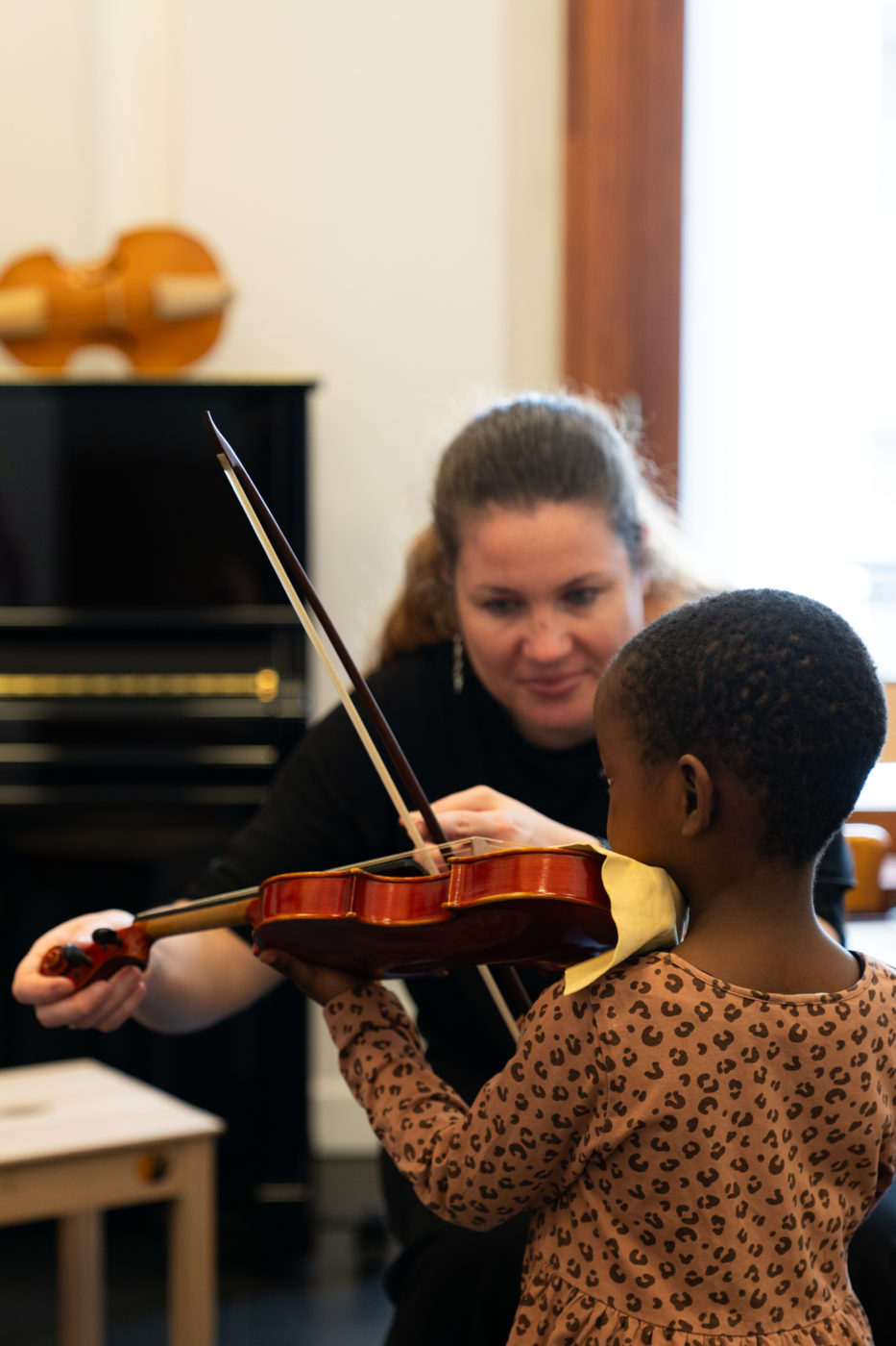 professeure de violon ancien avec son élève à genève