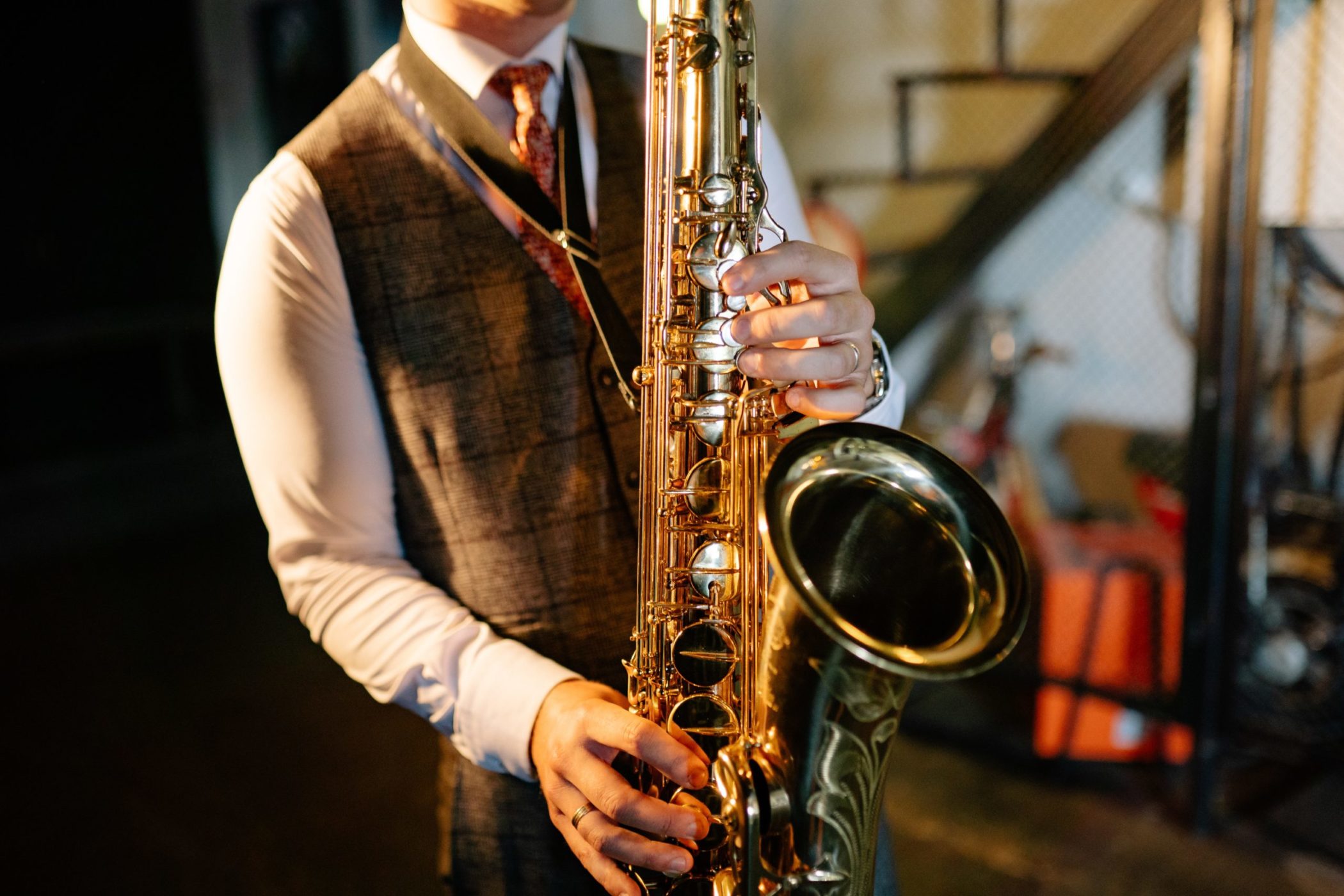 adulte qui joue du saxophone comme dans le cursus adultes du conservatoire populaire