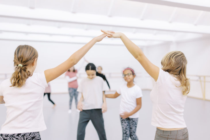 des enfants dansent dans le projet danse des sens du conservatoire populaire de genève, une des mesures d'accessibilité