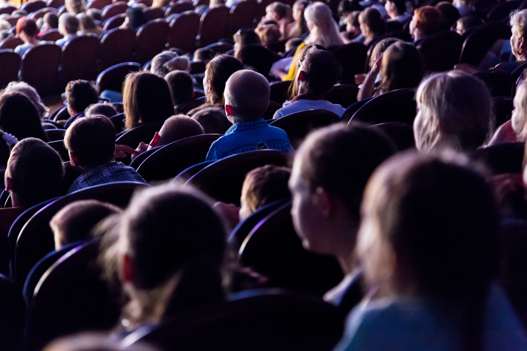 foule de dos illustrant les élèves et les avantages dont ils bénéficient au Conservatoire populaire